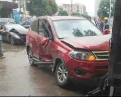 百万豪车撞国产车视频,豪车受损严重，国产车却毫发无损！