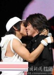 国产男两同性热吻床视频,国产男同性热吻床戏片段引发热议