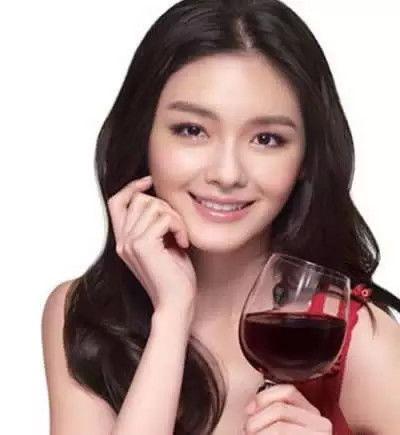 明星喝国产红酒视频,品味民族品牌魅力瞬间