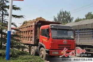 国产四桥大货车拉土视频,国产大货车力证国货实力